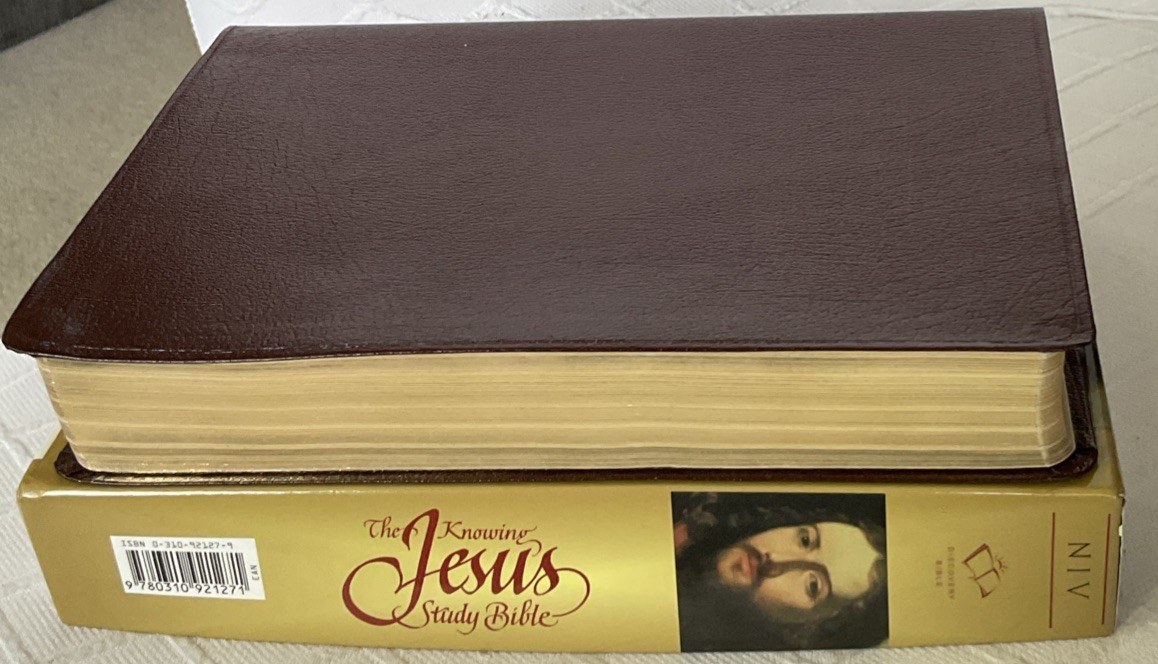 THE KNOWING JESUS STUDY BIBLE. NIB. Burgundy Leather. Free Shipping.