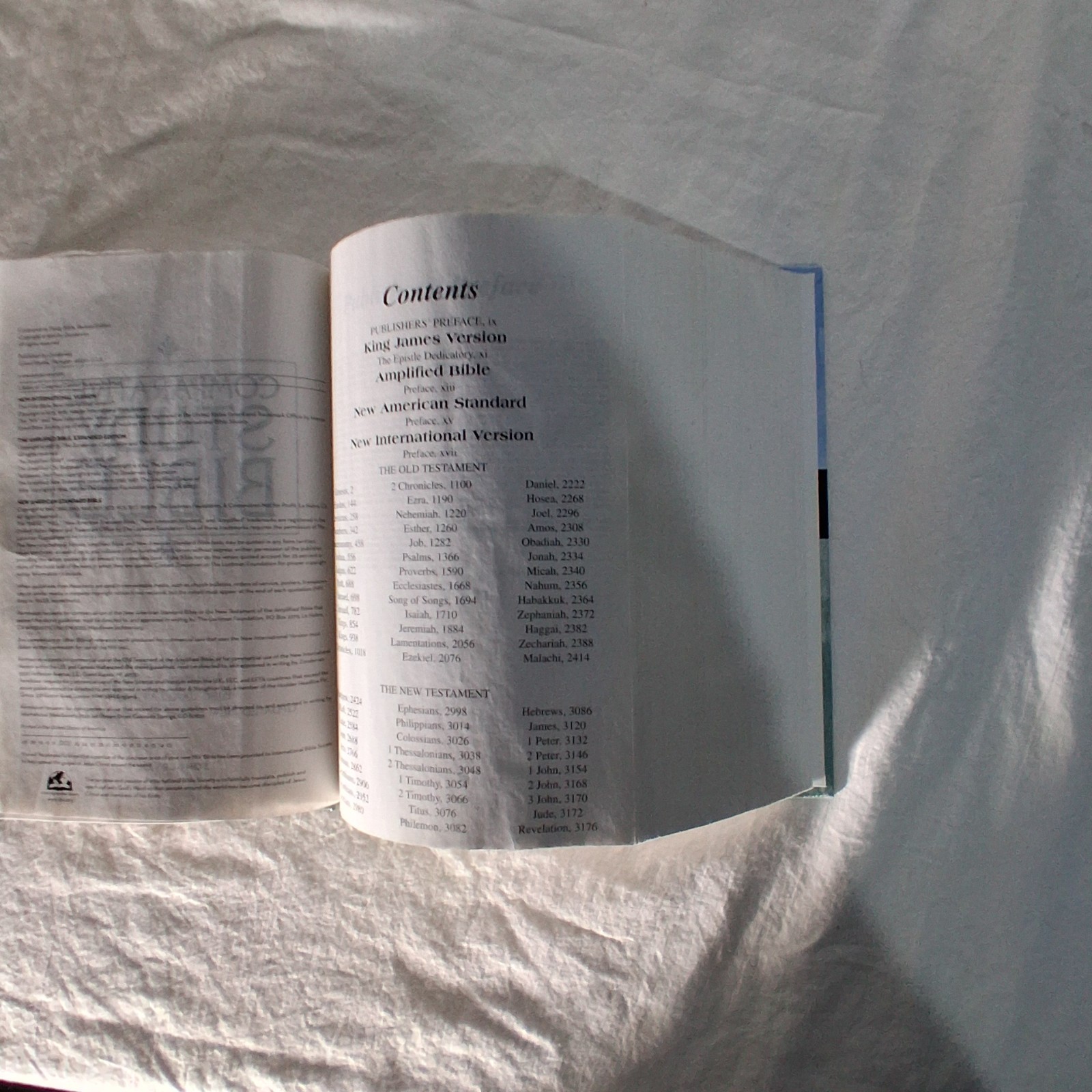 Comparative Study Bible by Zondervan Staff – 1999- Hardcover Revised edition