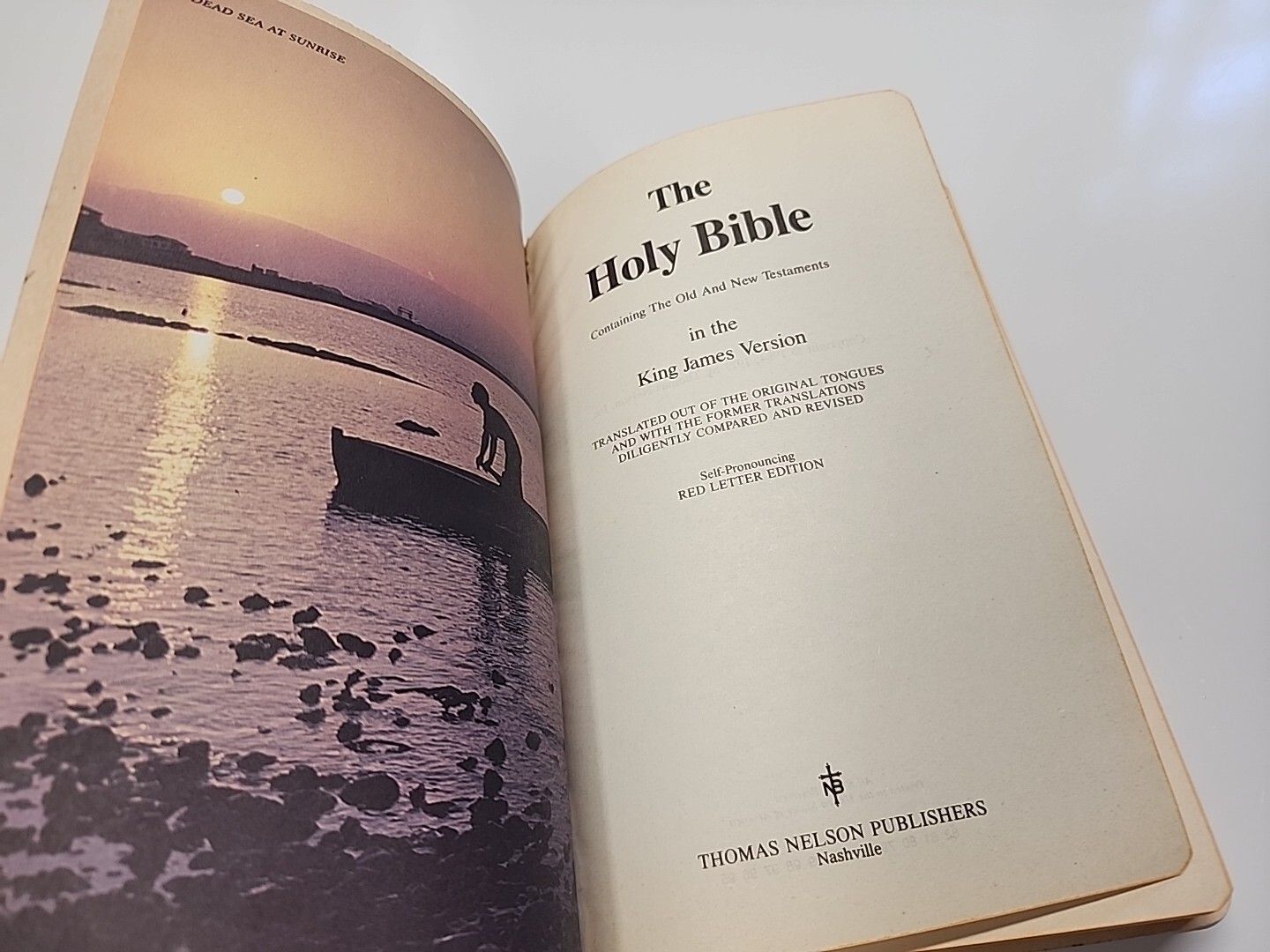 HOLY BIBLE Regency Words of Christ in Red Nelson Pub. King James Version 1977