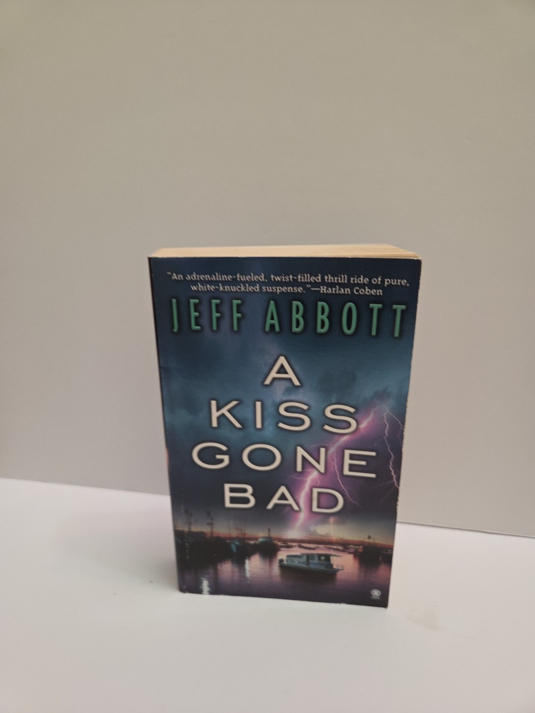 A Kiss Gone Bad by Jeff Abbott (2001 UK- A Format Paperback). #356