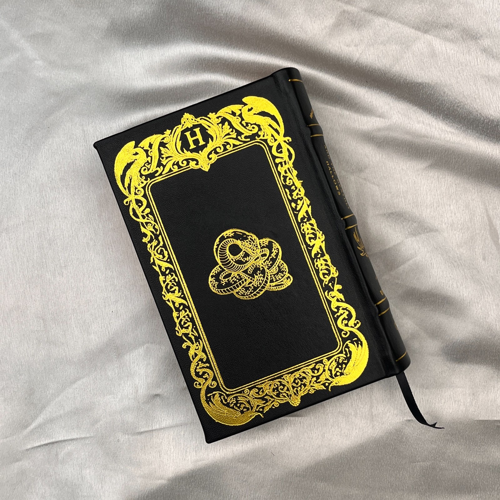 Harry Potter and the Deathly Hallows [Premium Leather Bound]
