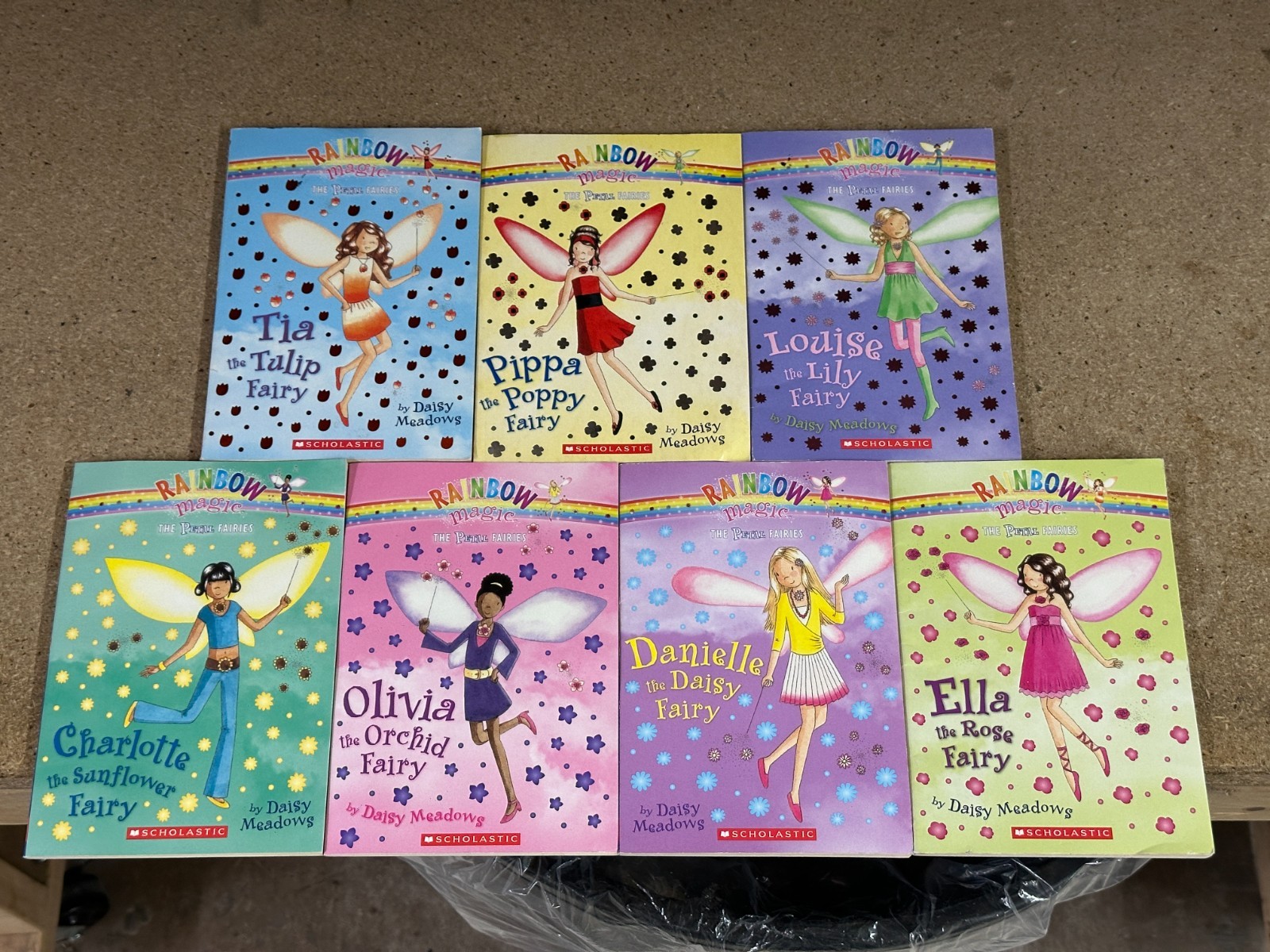 Daisy Meadows : Complete 1-7 Set Rainbow Magic Paperback Books – Good