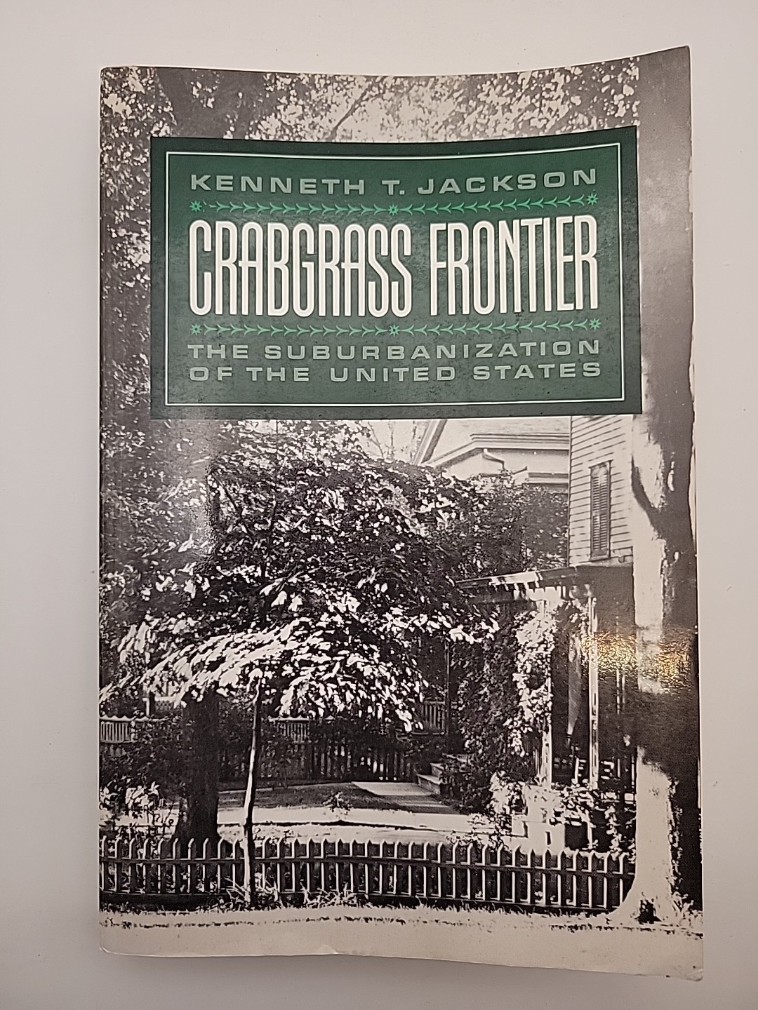 Crabgrass Frontier: The Suburbanization of the United States (Paperback)