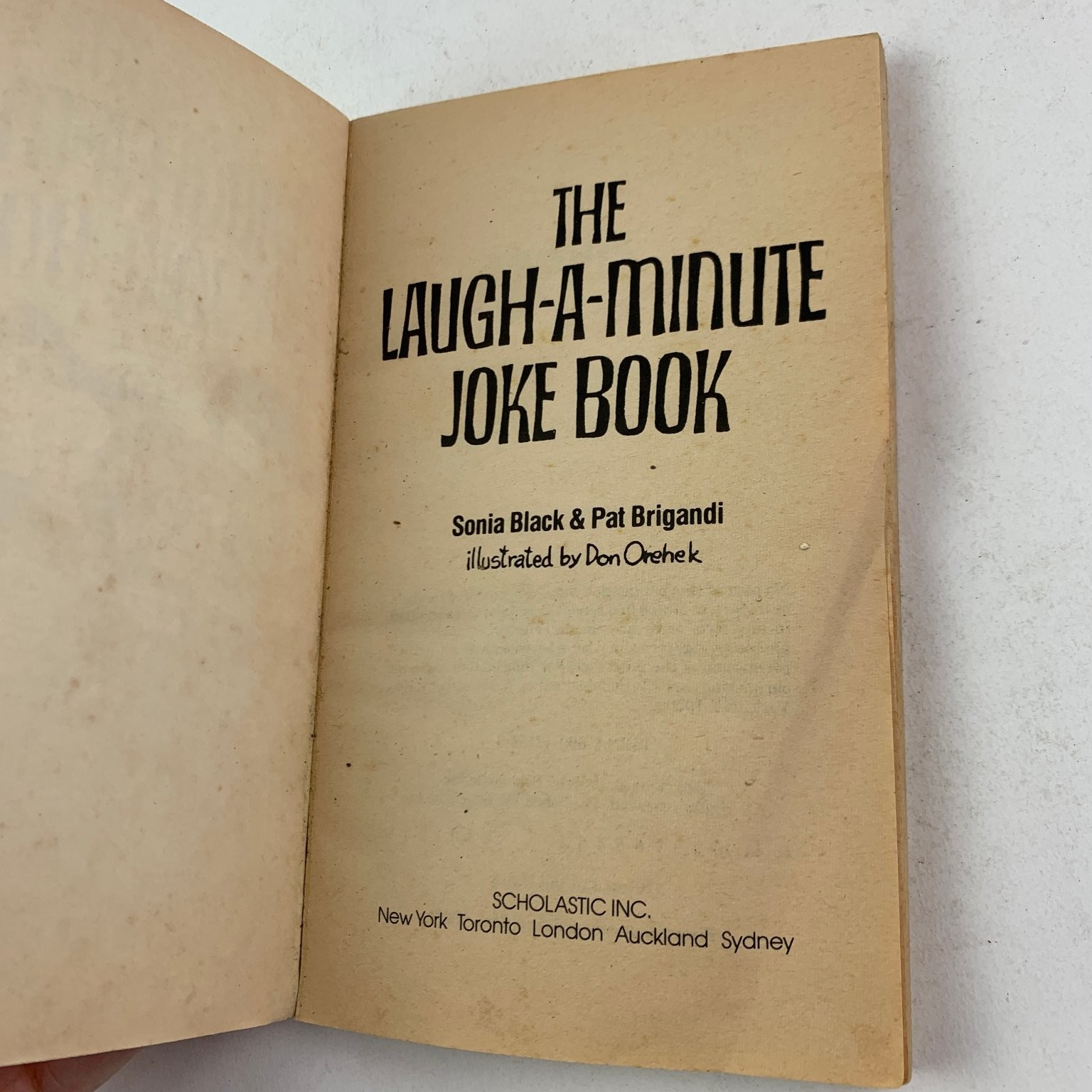The Laugh-A-Minute Joke Book Sonia Black 1989 1st Printing Kids Humor Scholastic