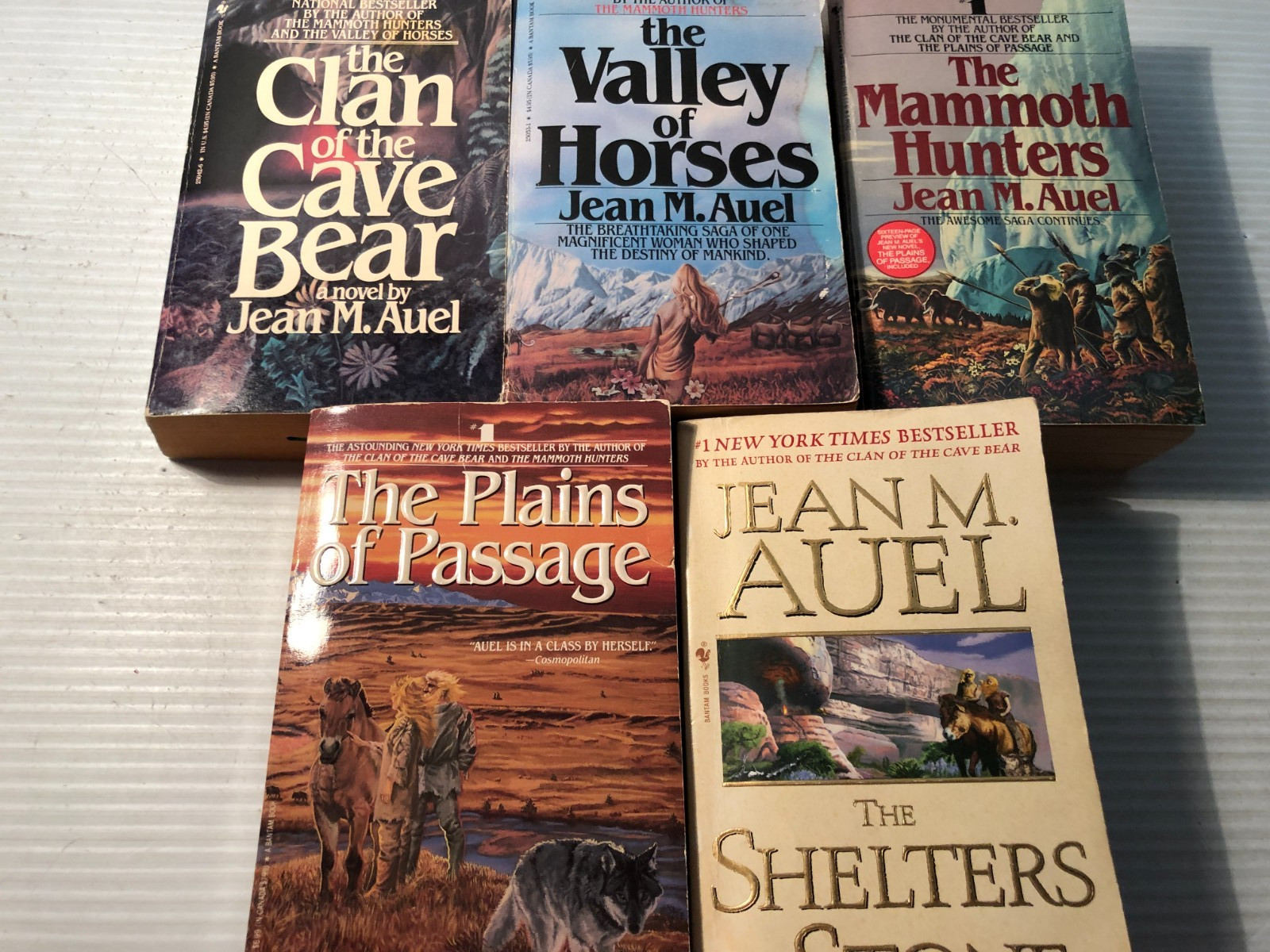 Jean M Auel THE CLAN of the CAVE BEAR Series lot of 5 Bantam Paperbacks