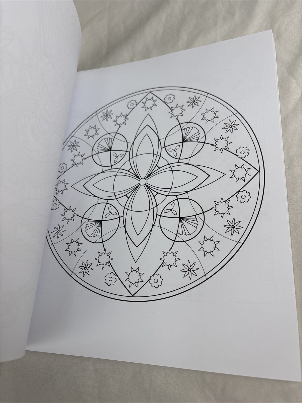 352 PAGES OF ACTIVITY THE COLORING BOOK – THE COLOURING BOOK FOR GROWN UPS