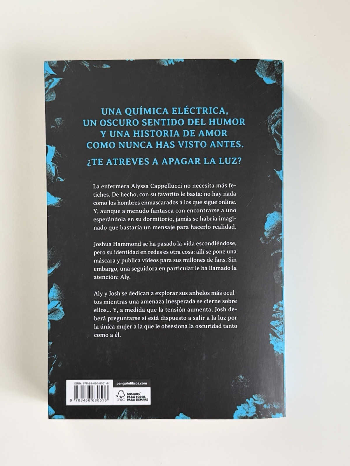 Navessa Allen Oscuras / Lights Out 2025 Trade Paperback Spanish Ediciones B