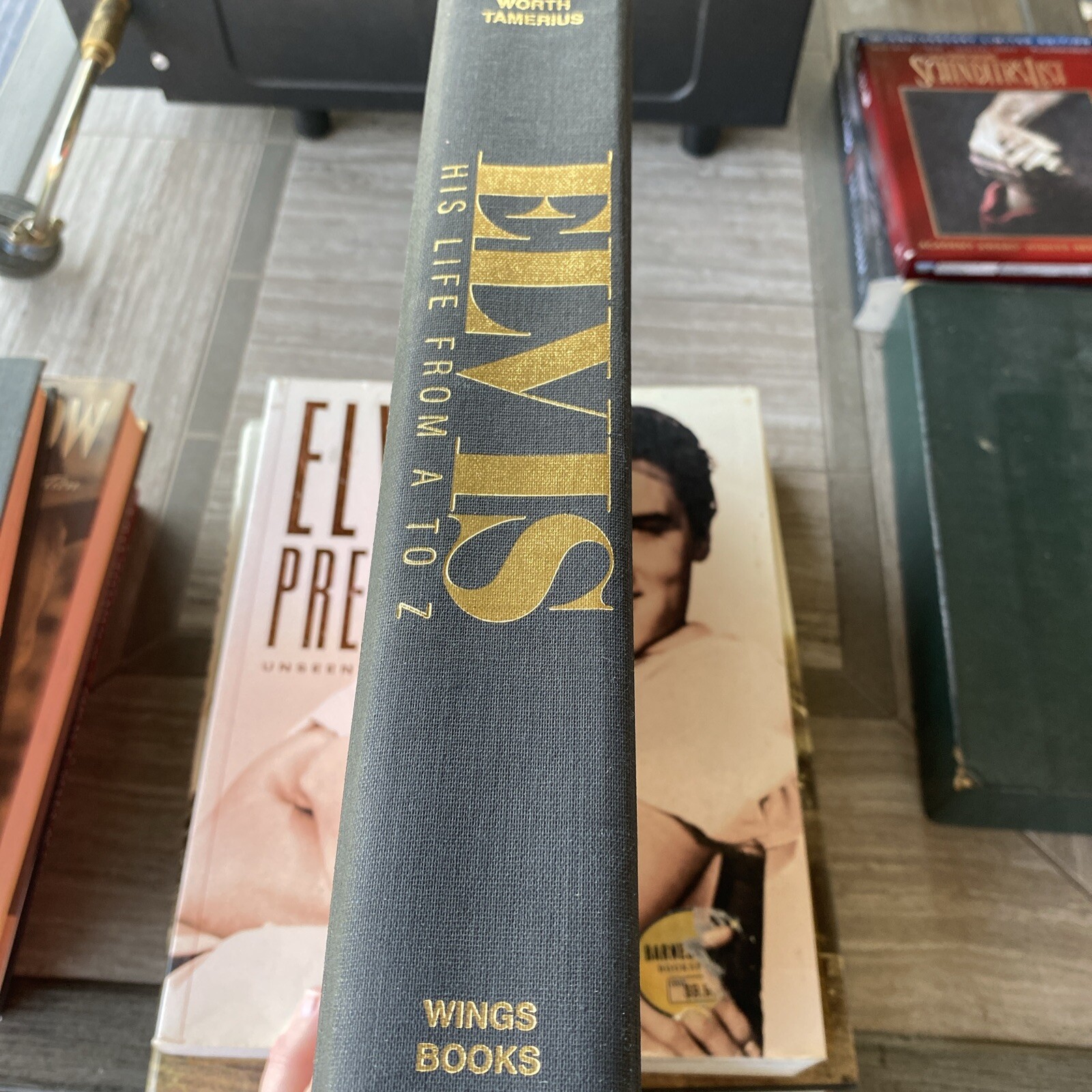 „Elvis His Life From A to Z“ 620 pages. By Fred Worth, Steve Tamerius HC B88