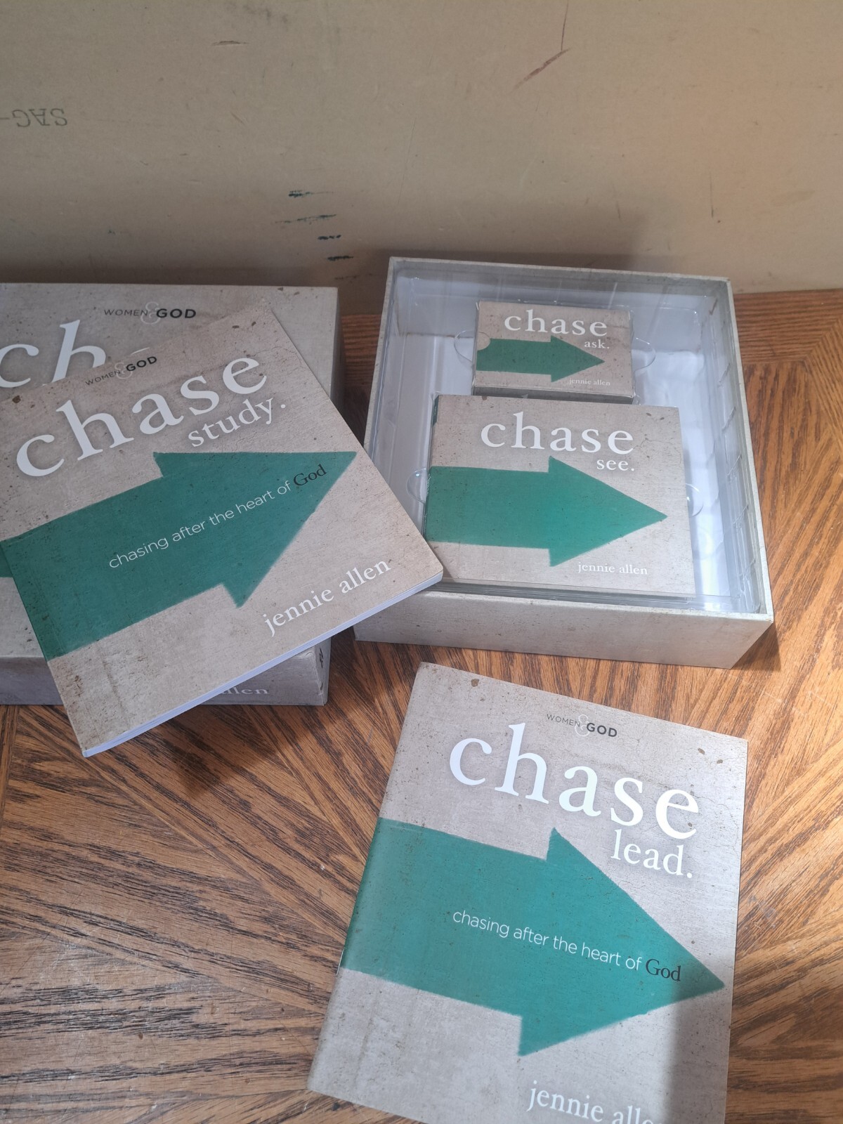 Chase Bible Study Guide: Chasing After the Heart of God by Jennie Allen (English