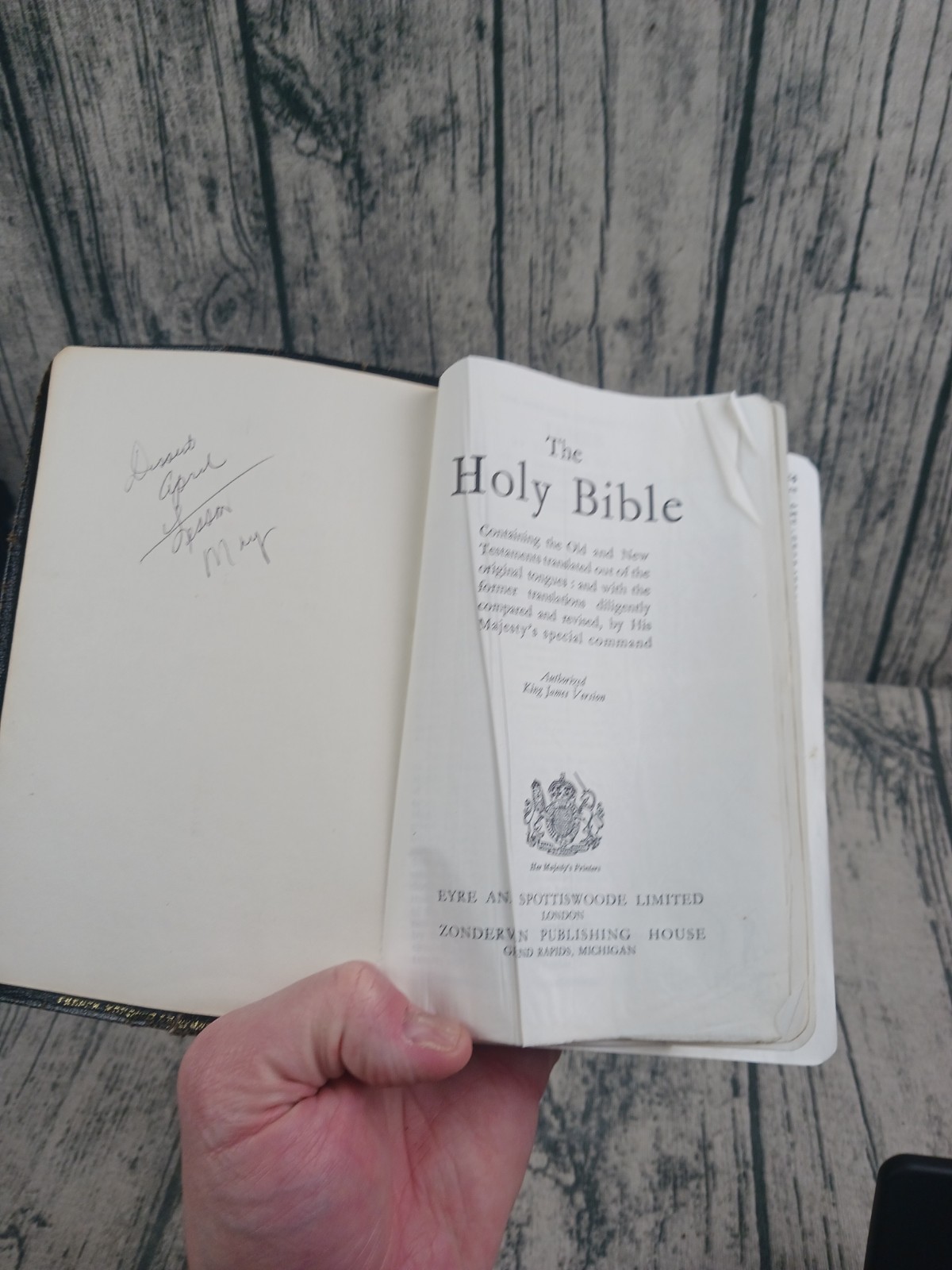 Holy Bible: Authorized King James Version (Zondervan, Concordance, Red) Pre-Own