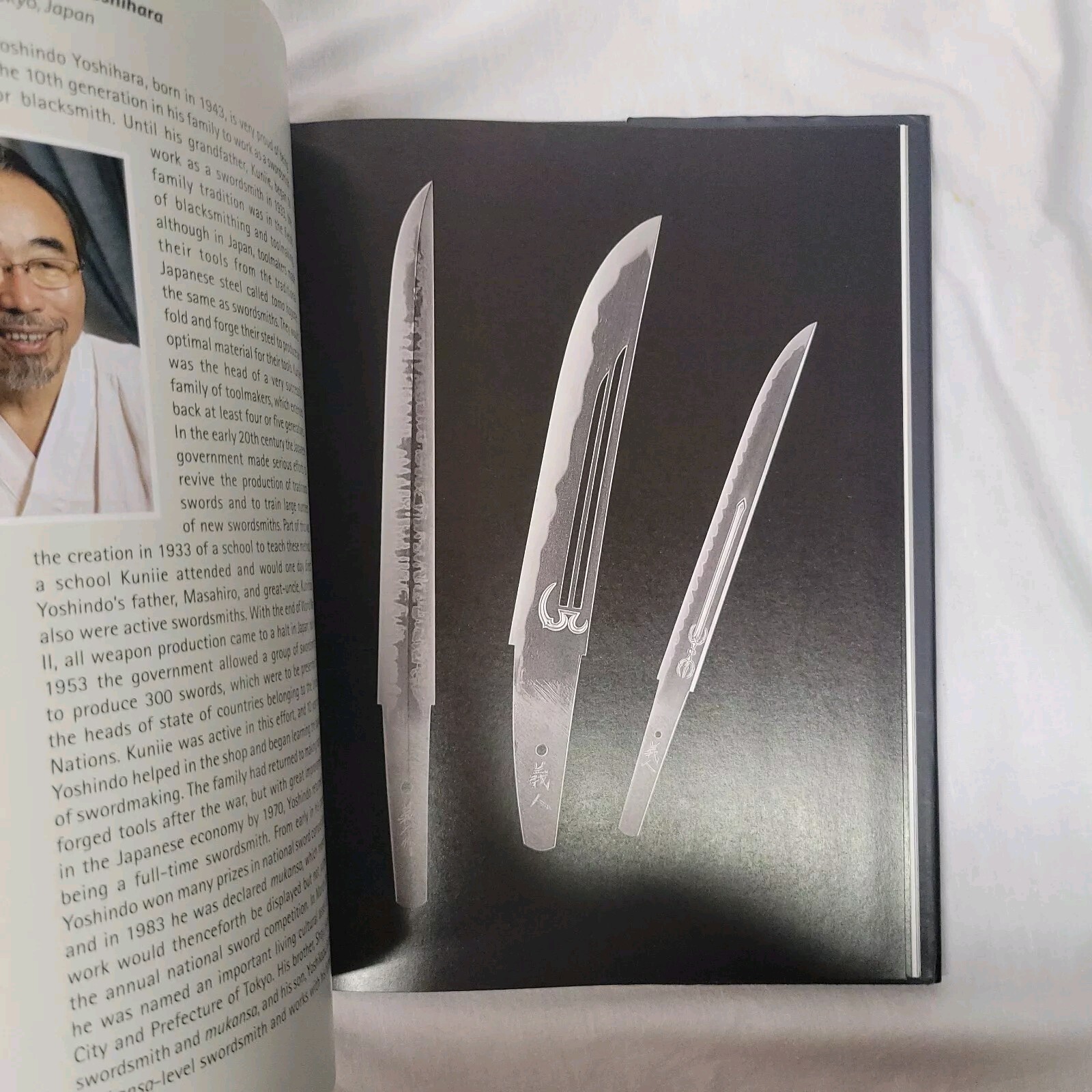 Art and Design in Modern Custom Fixed-Blade Knives Darom knife collector book