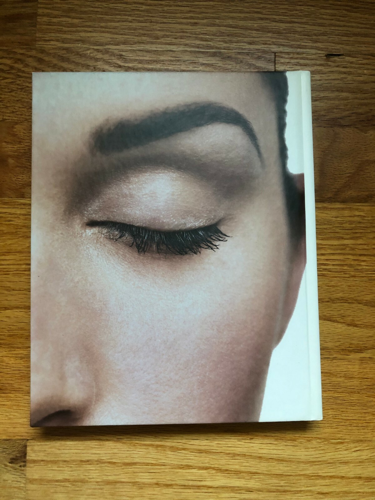 „Bobbi Brown Beauty “ The Ultimate Beauty Resource 1st Edition 1997, 242 pages.