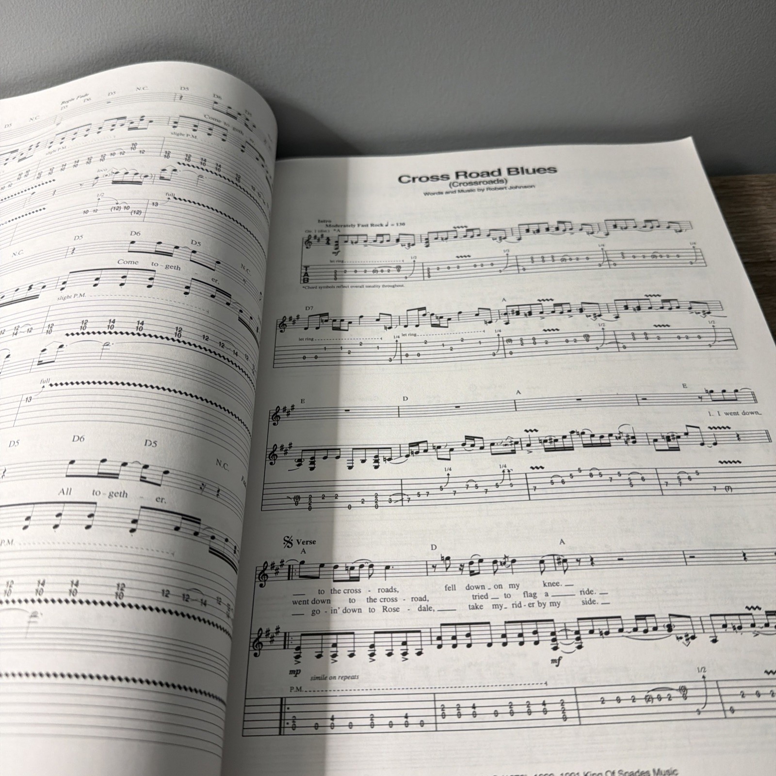 The Gigantic Guitar Songbook (Guitar Tab Collection) – Paperback 432 Pages