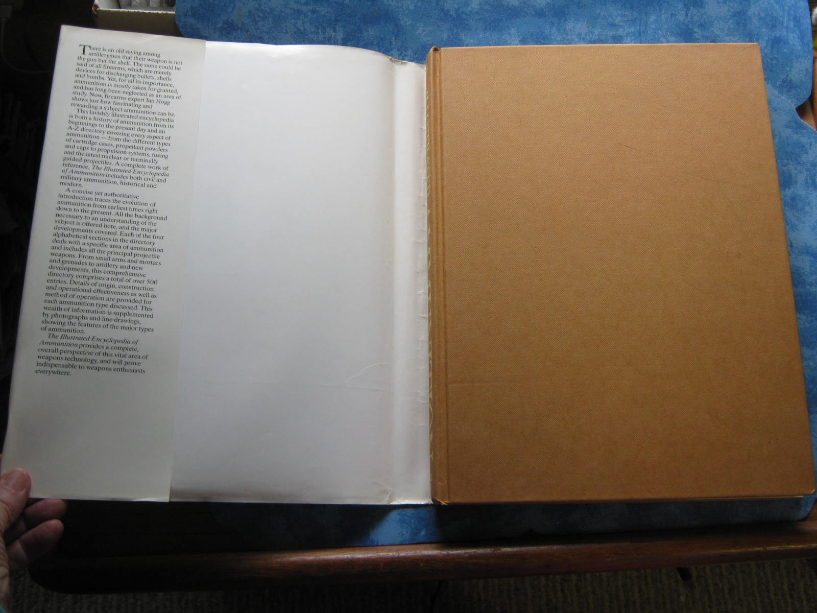 THE ILLUSTRATED ENCYCLOPEDIA OF AMMUNITION Ian V. Hogg LARGE HCDJ 1985 VGC