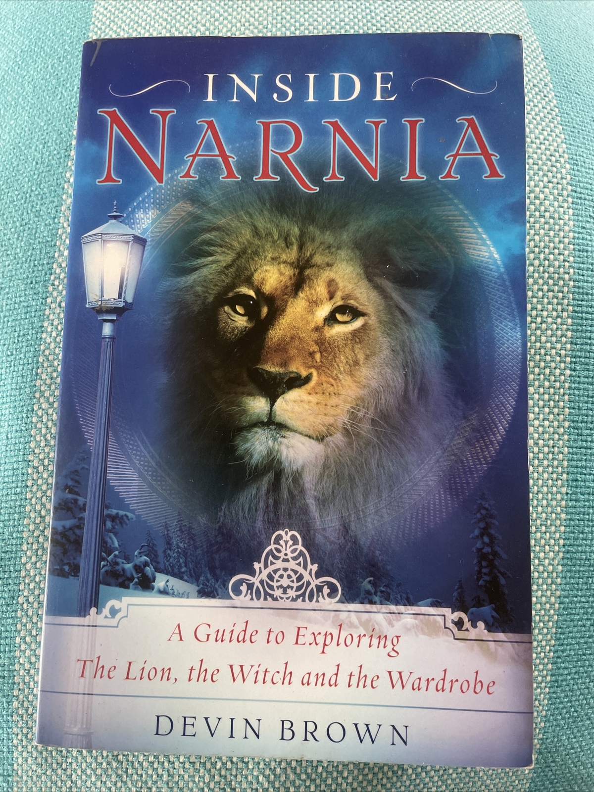 DEVIN BROWN. INIDE NARNIA. 0801065992.