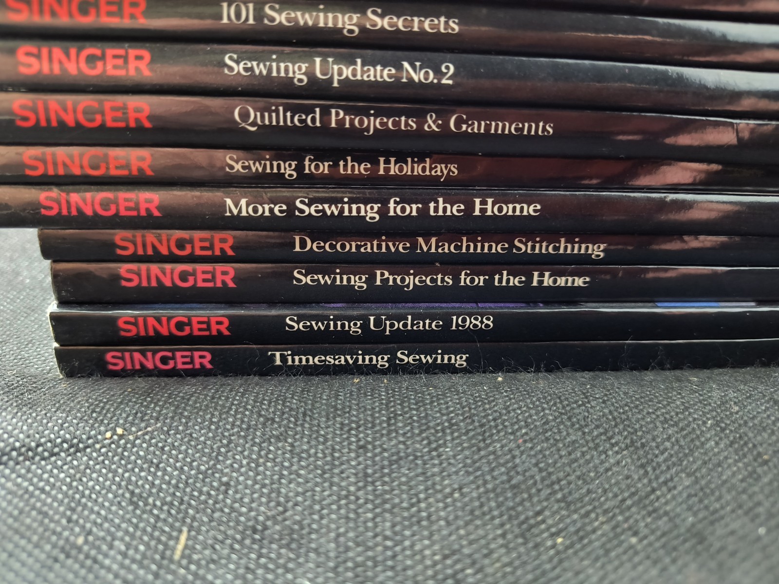 Lot of 22 SINGER SEWING REFERENCE LIBRARY Books/ Magazines Lot