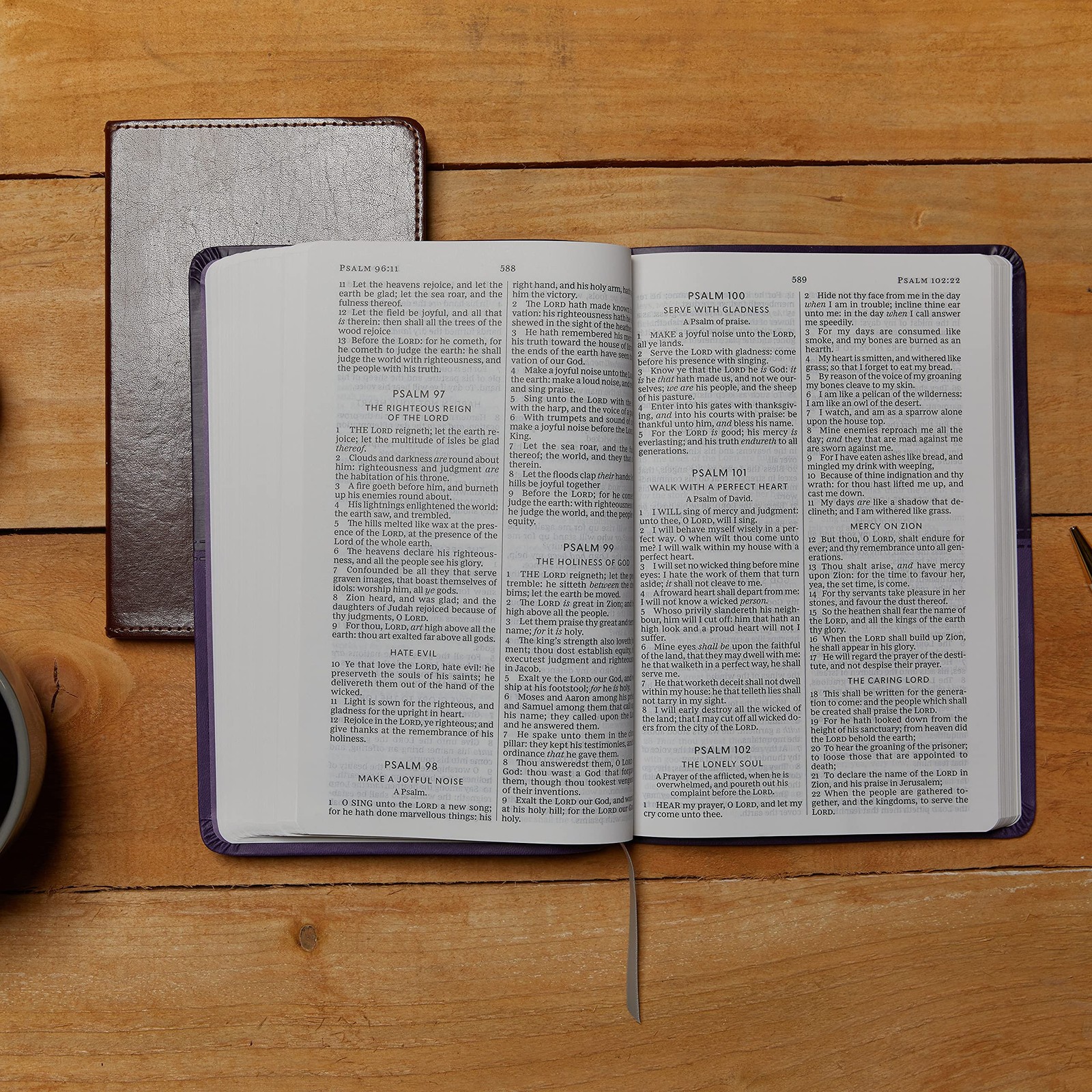 KJV Holy Bible: Value Large Print Thinline, Pink Leathersoft, Red Letter,…