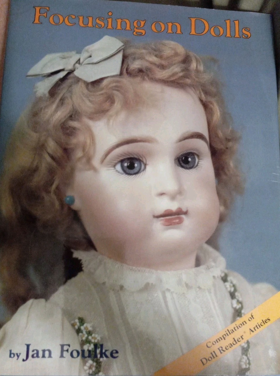 „Focusing on Dolls“ Hardcover Book By Jan Foulke 174 Pages – 1988 Good Preowned