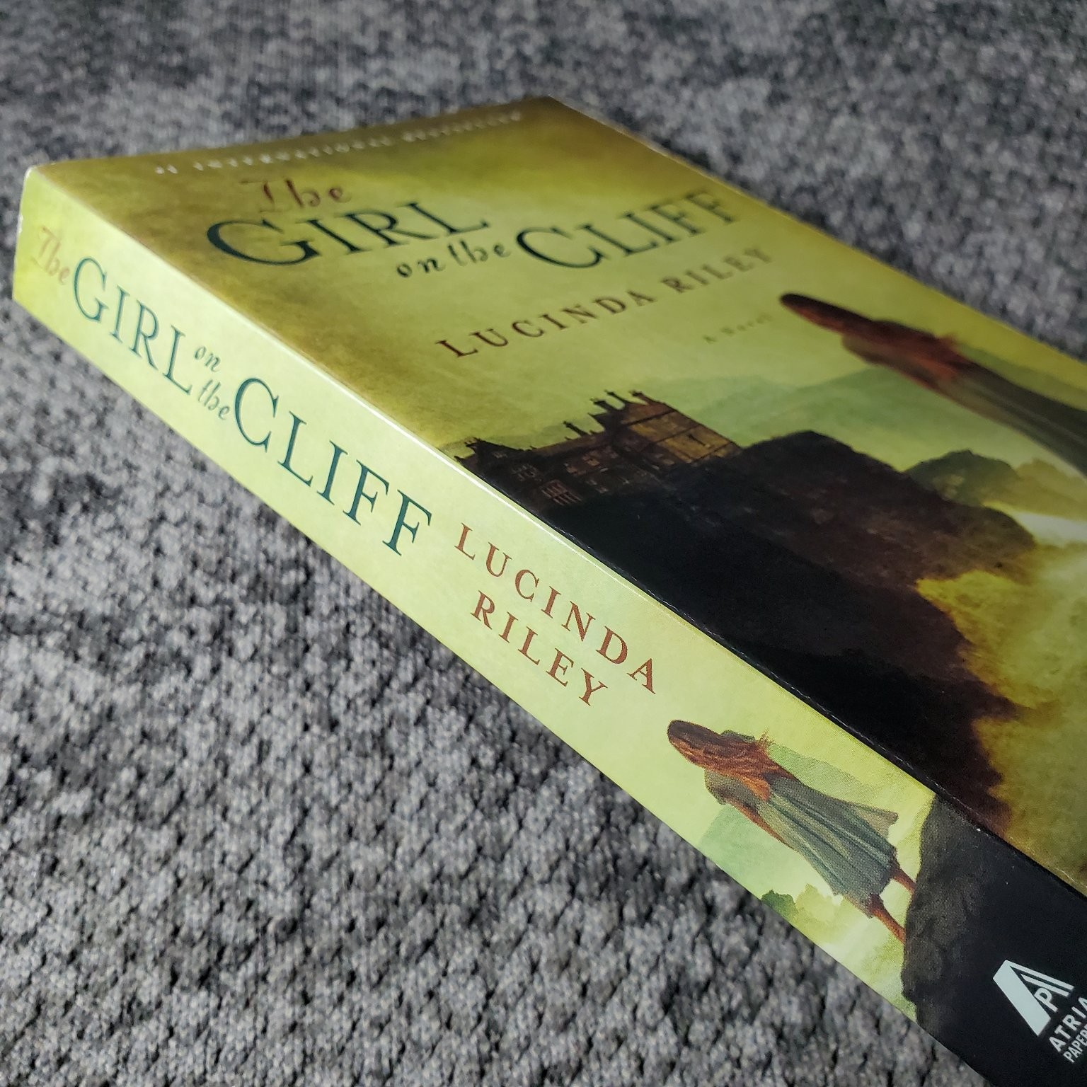 The Girl on the Cliff Lucinda Riley 2012 First Atria Paperback Fiction