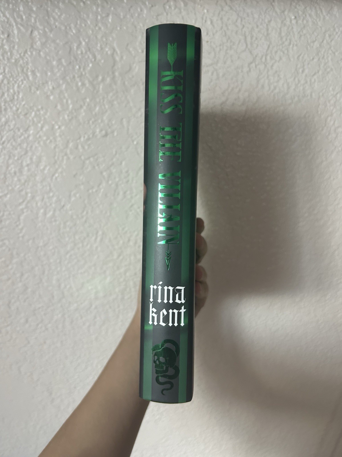 Kiss The Villain by Rina Kent (Digitally Signed) BADDIES BOX
