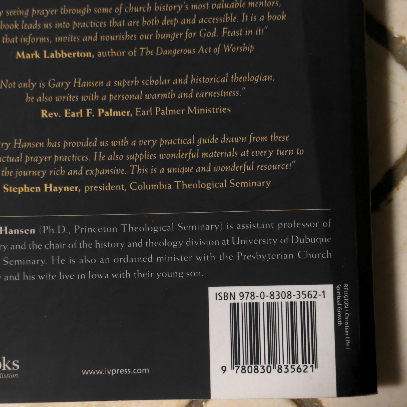 InterVarsity Press Kneeling with Giants by Gary Neal Hansen Paperback Guide