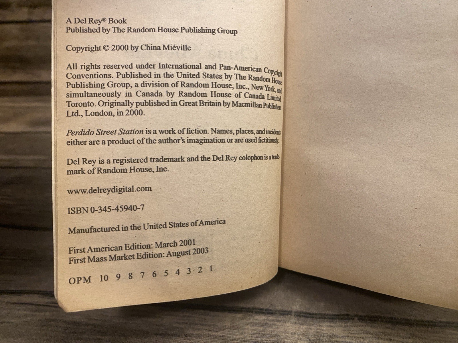 Perdido Street Station China Miéville 1st Edition Print US 2003 Mass Paperback