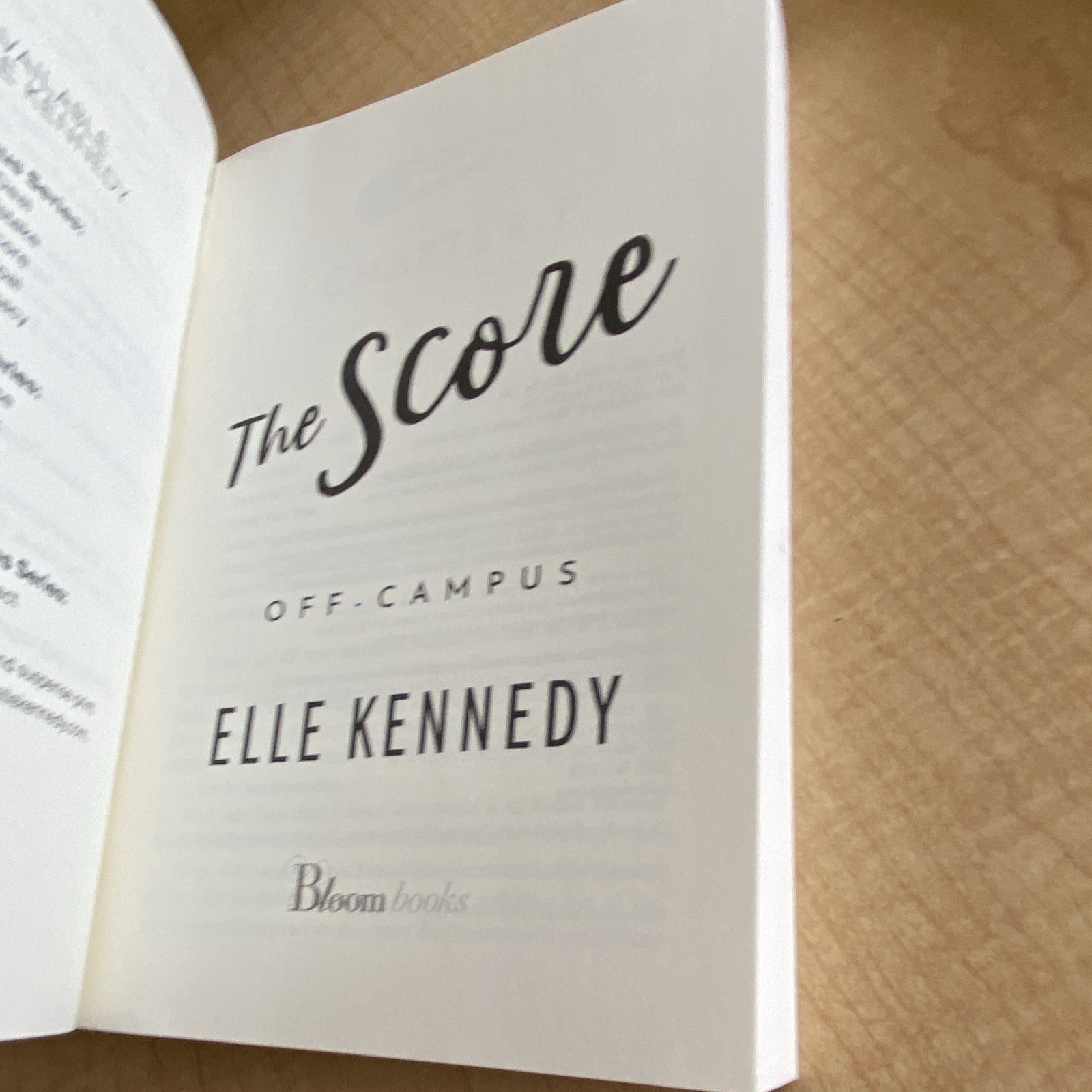 The Score (Off-Campus) by Elle Kennedy, Bloom Books, YA Romance Novel, PB