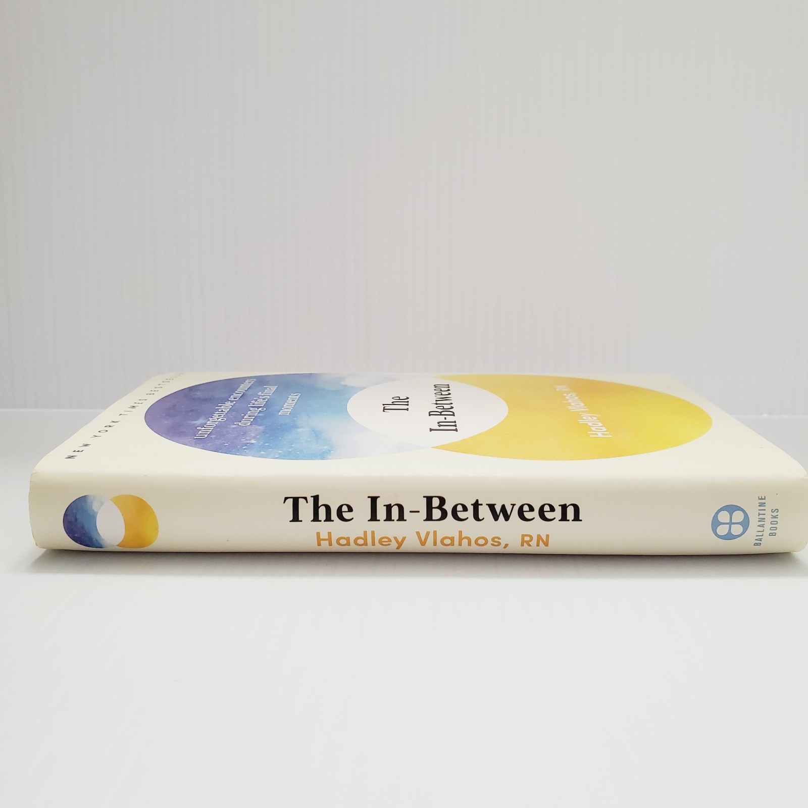 The In-Between Book Encounters During Life’s Final Moments Hadley Vlahos HC