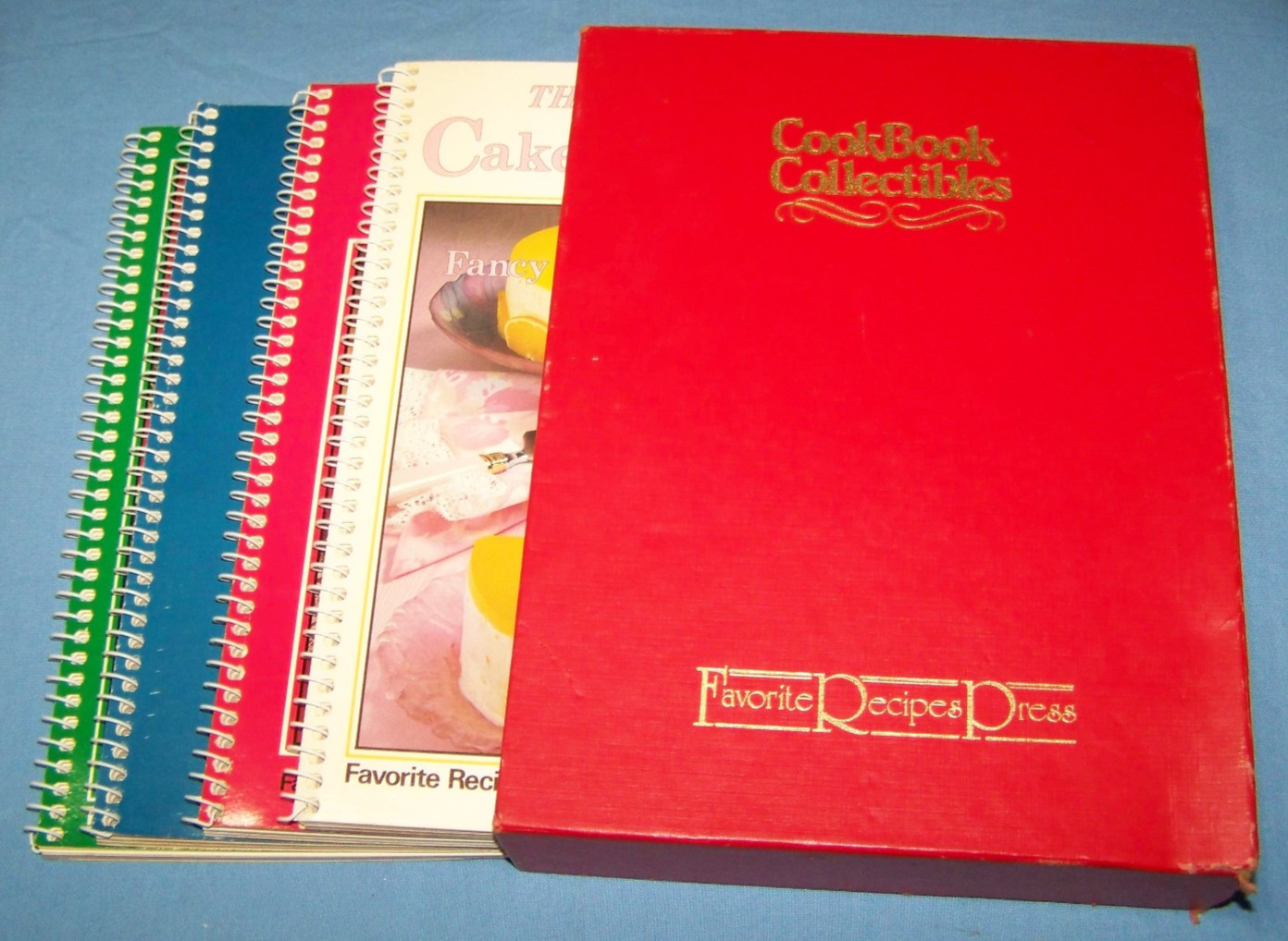 Vtg Set Of 4 CookBook Collectibles. Favorite Recipes Press 1985
