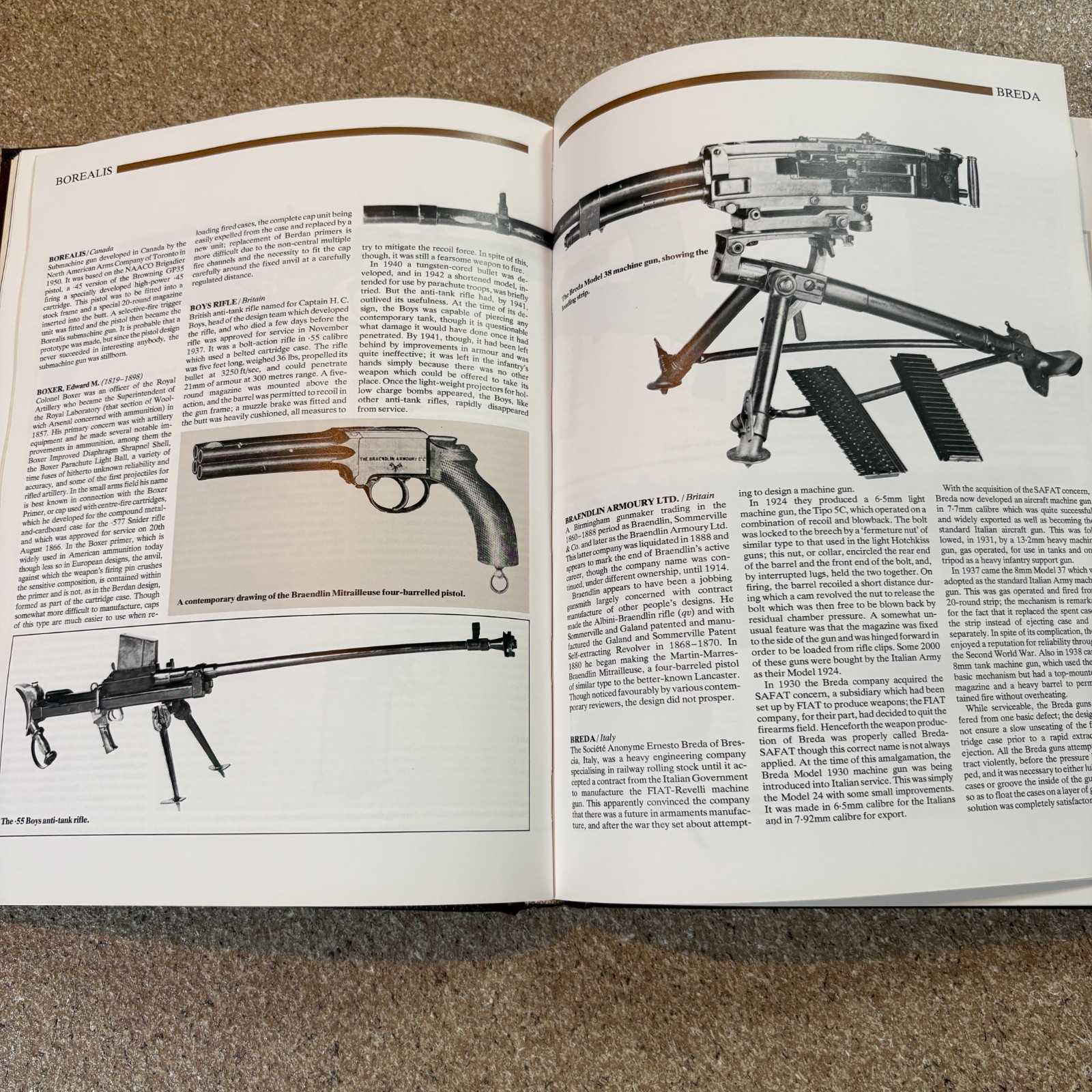 The Illustrated Encyclopedia of Firearms, Ian V. Hogg, Hardcover Book 1988