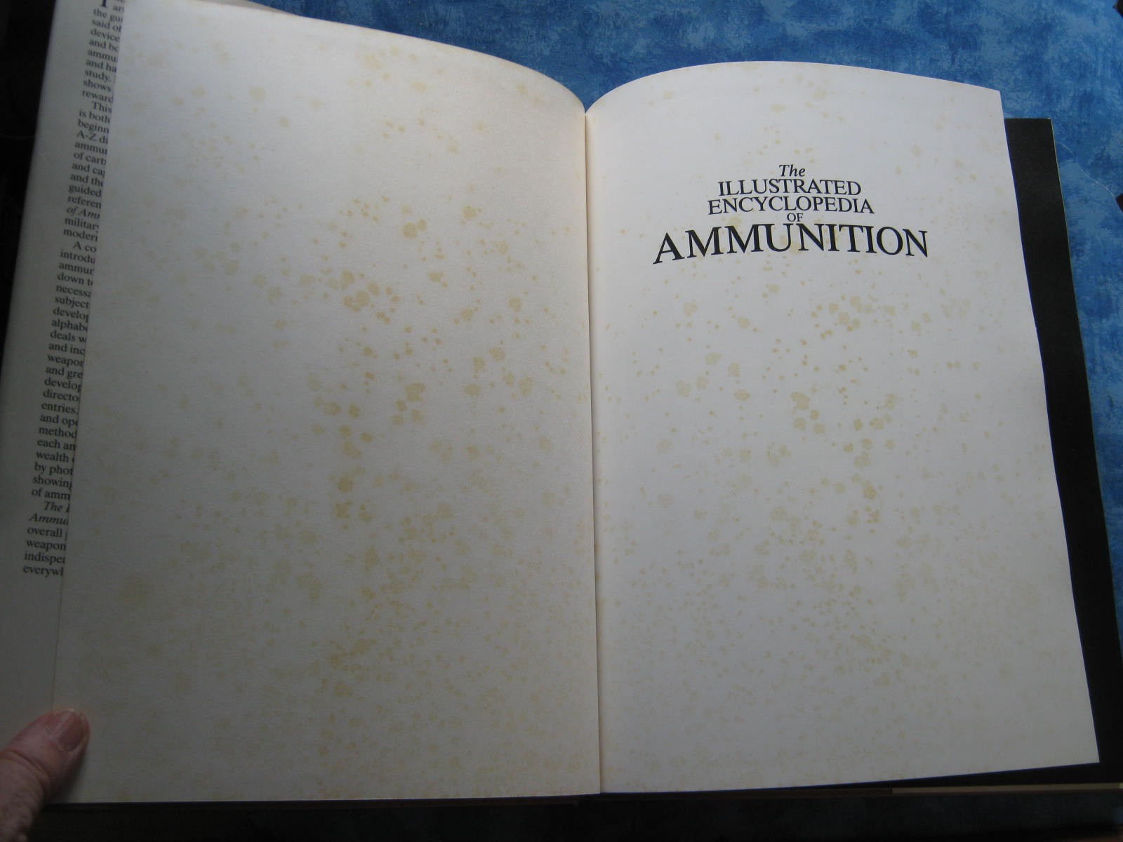 THE ILLUSTRATED ENCYCLOPEDIA OF AMMUNITION Ian V. Hogg LARGE HCDJ 1985 VGC