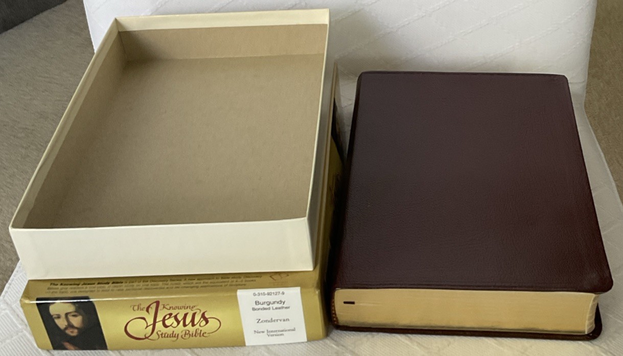 THE KNOWING JESUS STUDY BIBLE. NIB. Burgundy Leather. Free Shipping.