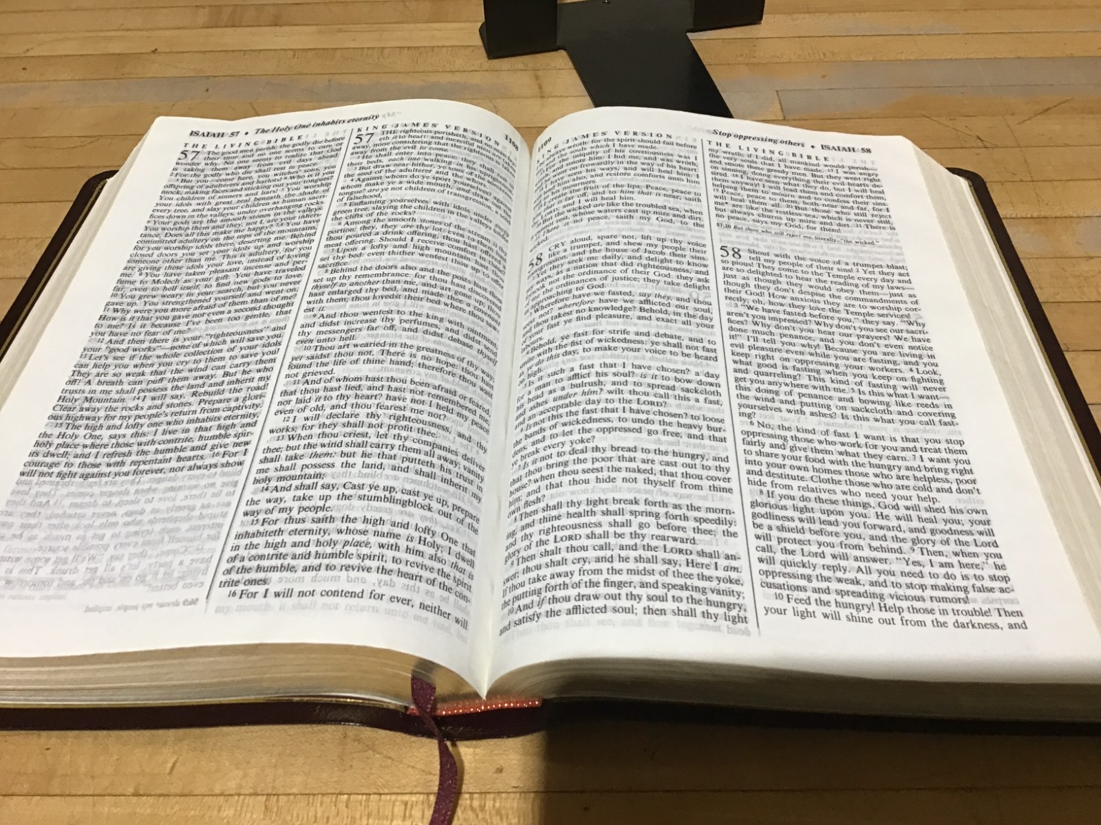 Holy Bible: People’s Parallel Edition King James Version New Living Translation,