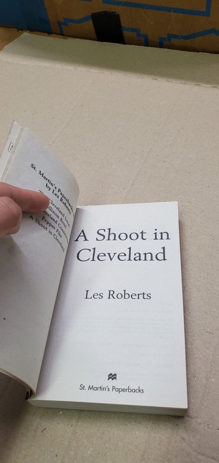 A Shoot in Cleveland By Les Roberts St. Martin’s Press 1999 Mystery Paperback
