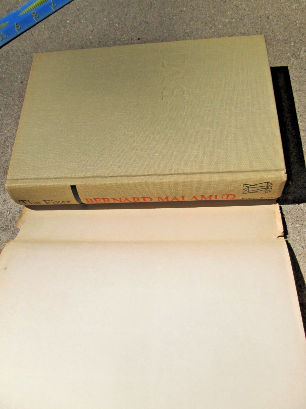 The Fixer by Bernard Malamud Farrar, Straus and Giroux HCDJ 1966 BCE