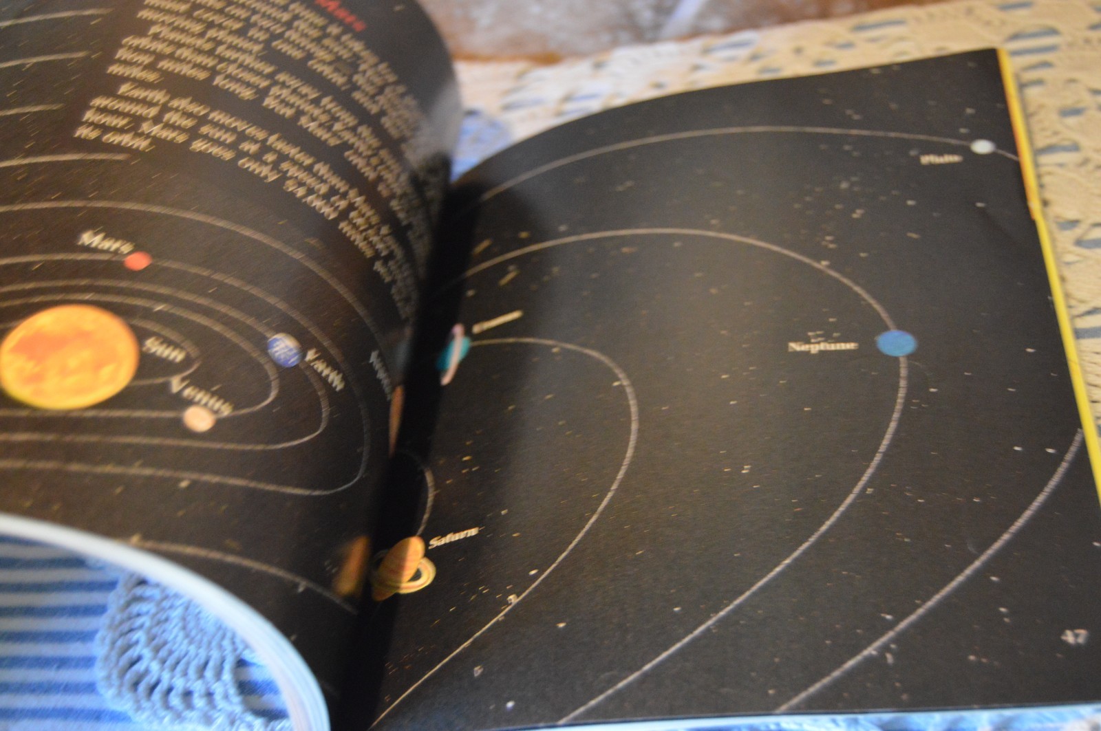 DISCOVERING MARS SCHOLASTIC BOOK BY MELVIN BERGER~56 PAGES~FROM 1992