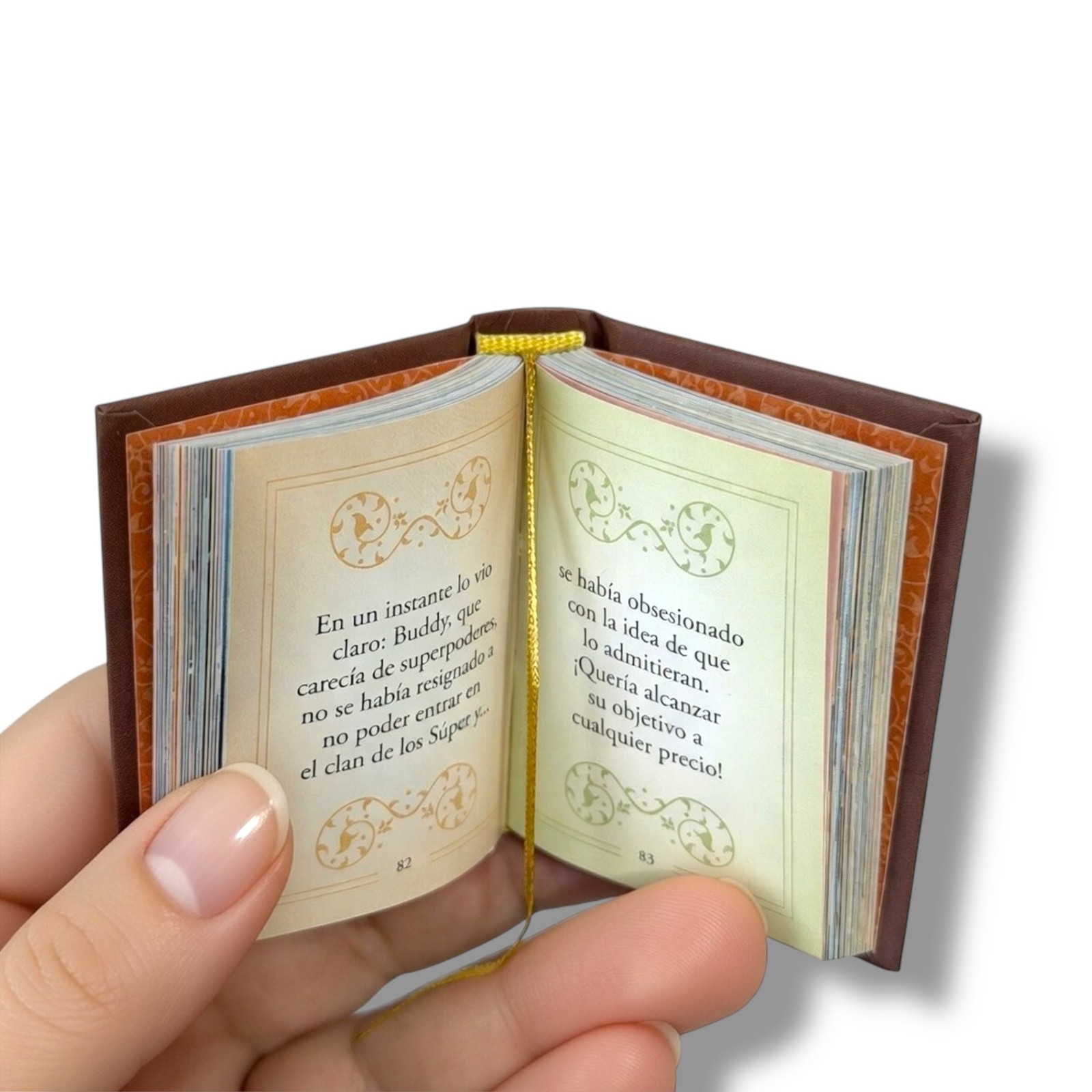 Los increíbles Mini Book with slipcase, hardcover 190 pages color illustrated