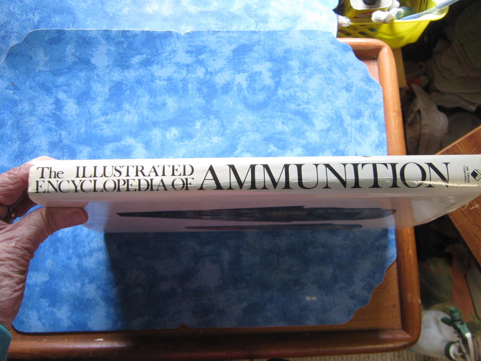THE ILLUSTRATED ENCYCLOPEDIA OF AMMUNITION Ian V. Hogg LARGE HCDJ 1985 VGC