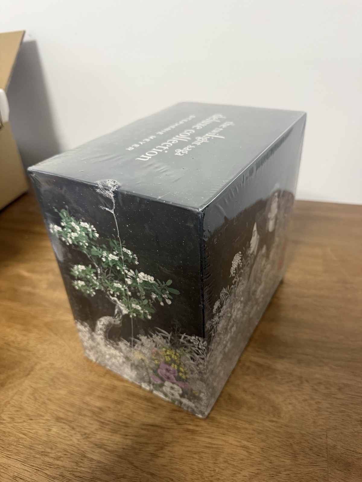 BRAND NEW! Sealed! The Twilight Saga Deluxe Collection Stephenie Meyer