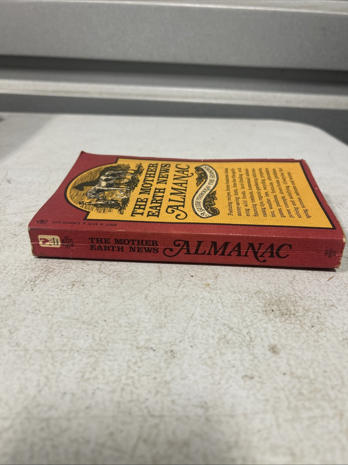 The Mother Earth News Almanac: A Guide Through The Seasons