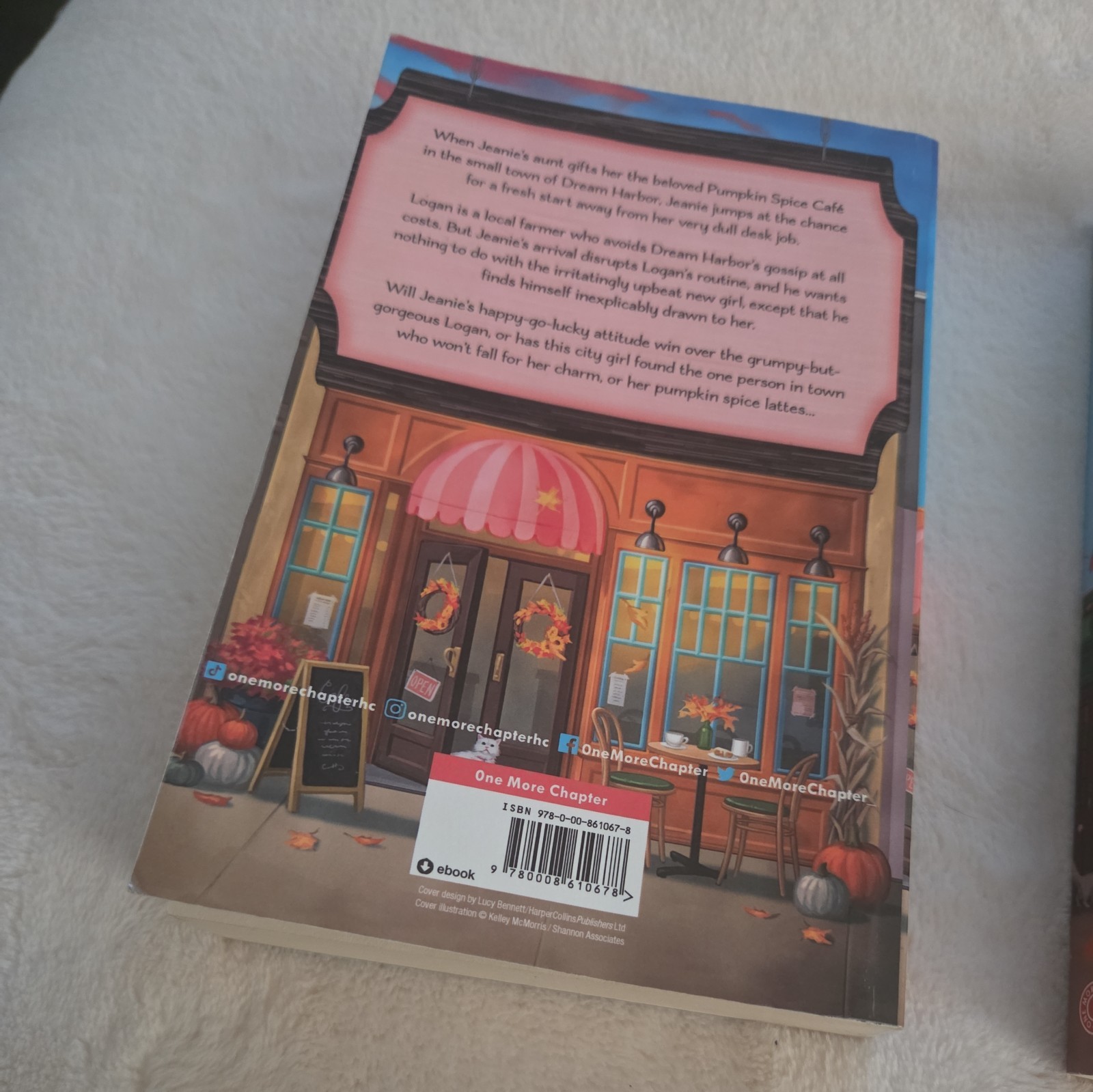 2 Books Set: Pumpkin Spice Cafe and Cinnamon Bun Book Store (English, Paperback)