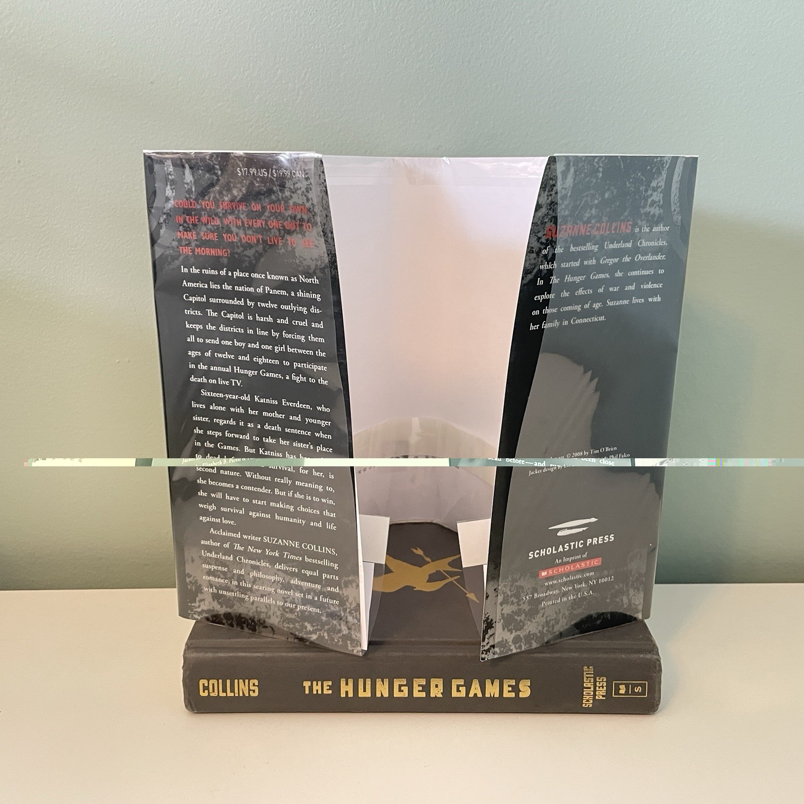 The Hunger Games – Suzanne Collins (Hardcover 1st Printing 10 9 8 7 6 5 4 3 2 1)