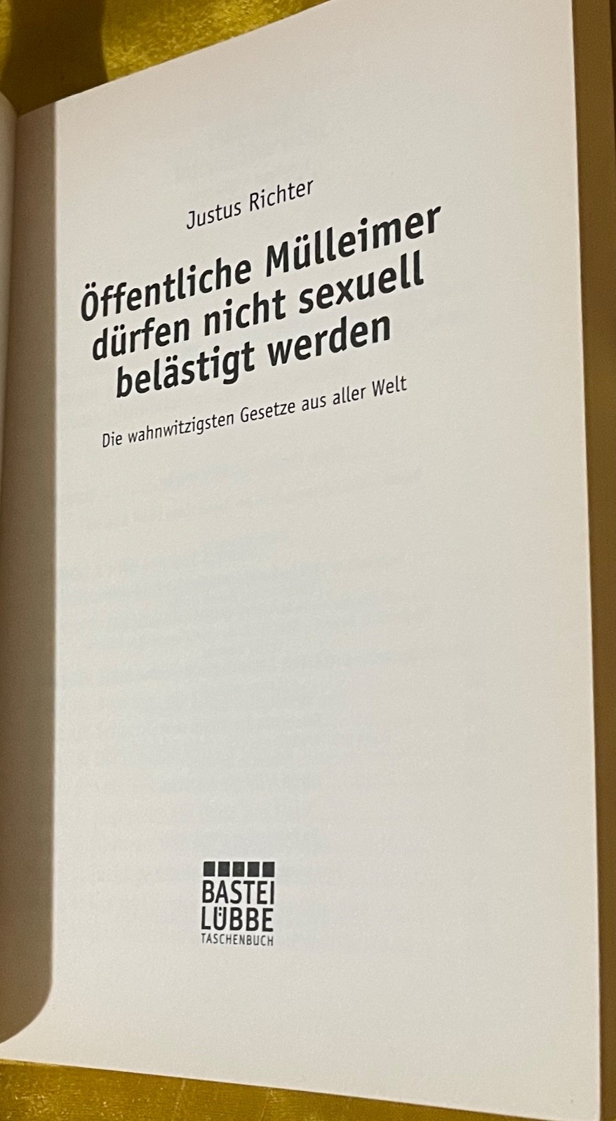Öffentliche Mülleimer dürfen nicht sexuell belästigt werden by Justus Richter