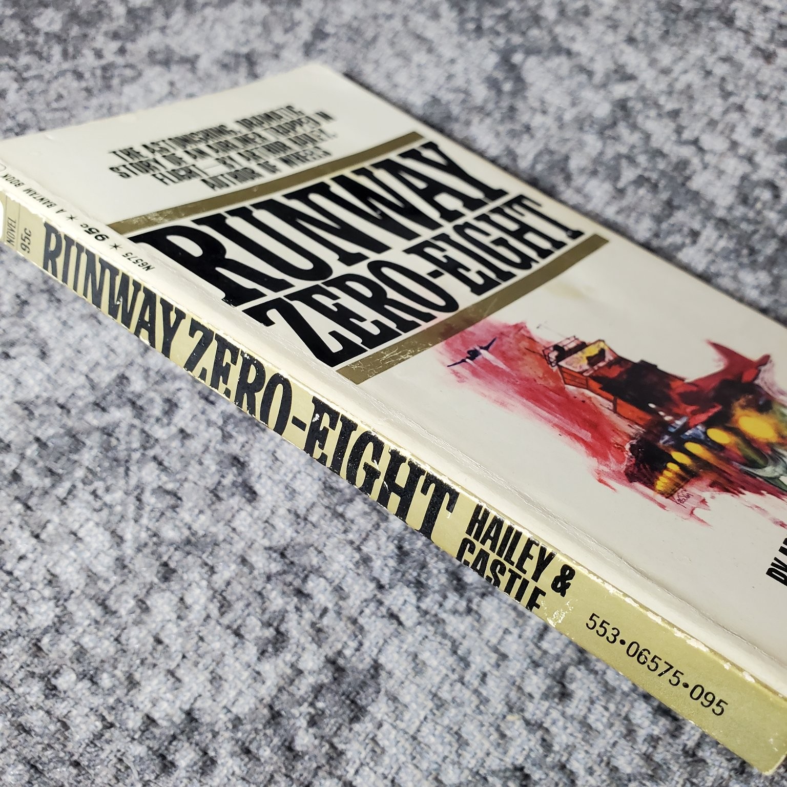 Runway Zero-Eight Arthur Hailey 1969 Bantam Edition Suspense Thriller Novel