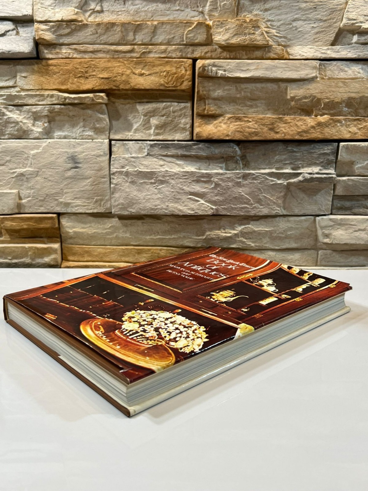 The New York Times Book of Antiques Marvin D. Schwartz Betsy Wade 1972 HCDJ