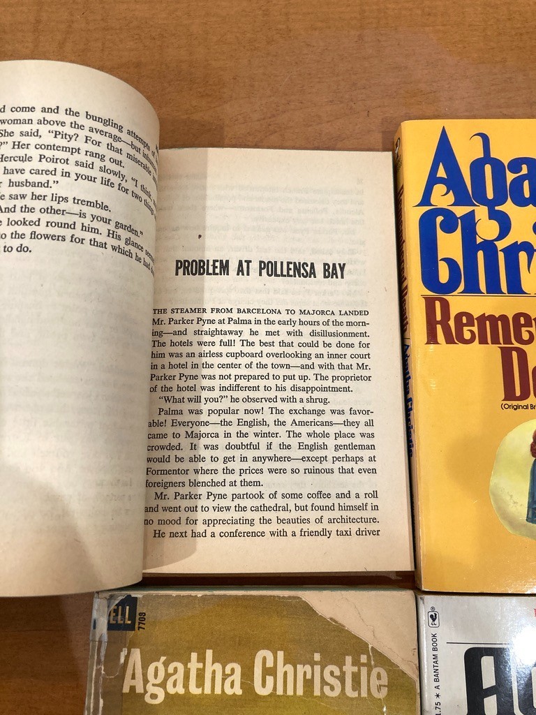 Lot 41 VTG AGATHA CHRISTIE PB Mysteries