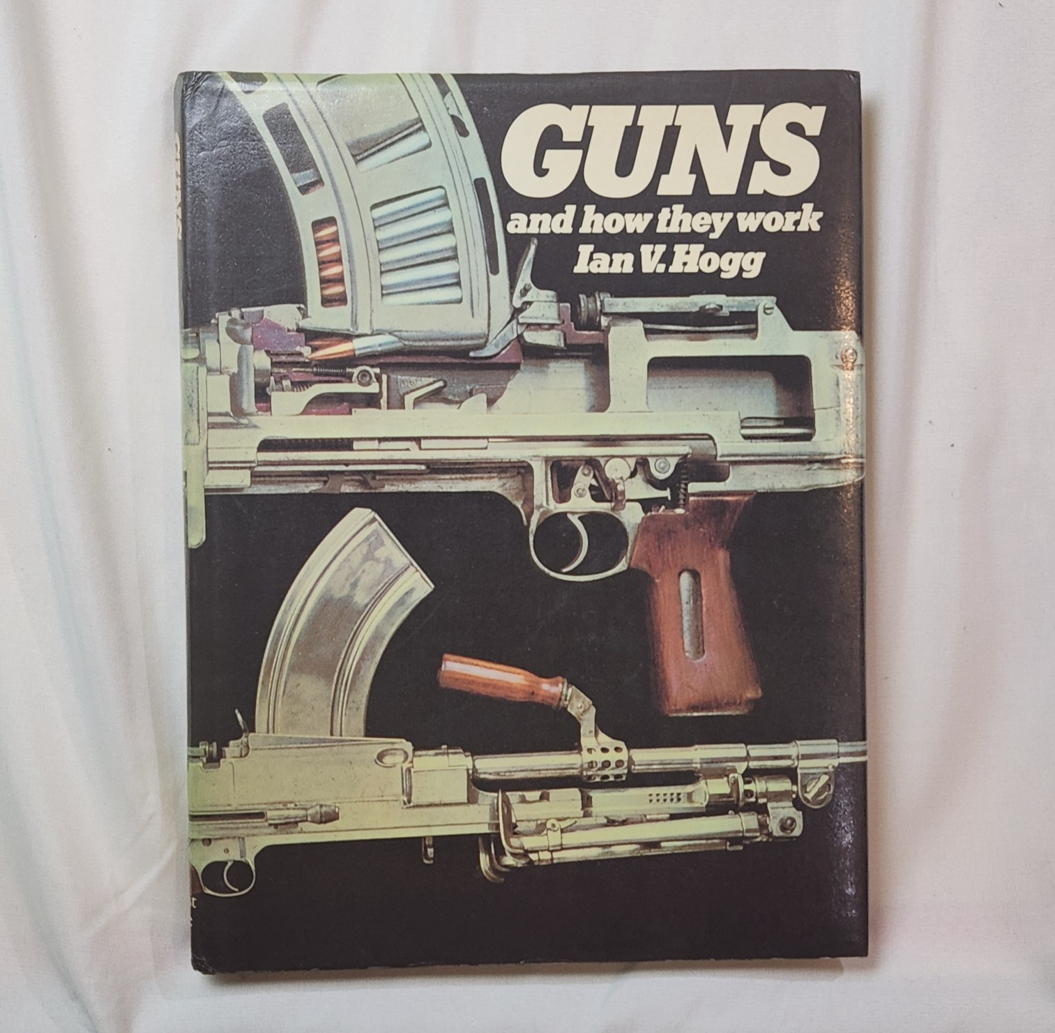 Guns and How They Work – Ian V. Hogg – Hardcover – Illustrated Firearms Guide