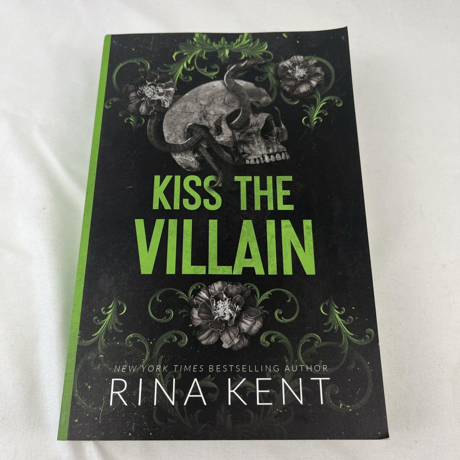 Kiss the Villain : A Dark College MM Romance (Legacy of Gods) by Rina Kent…