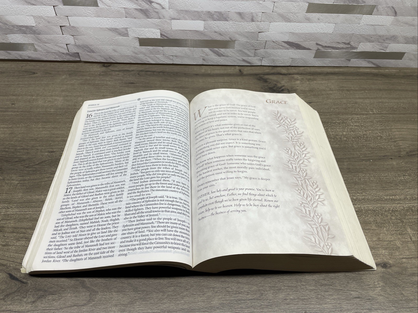 The Inspirational Bible (New Century Version, The Everyday Bible) – ACCEPTABLE