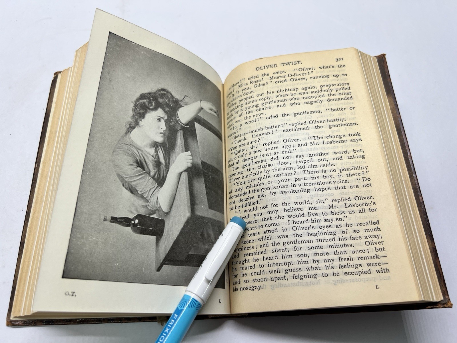 Oliver Twist by Charles Dickens: Collins Clear Type Press